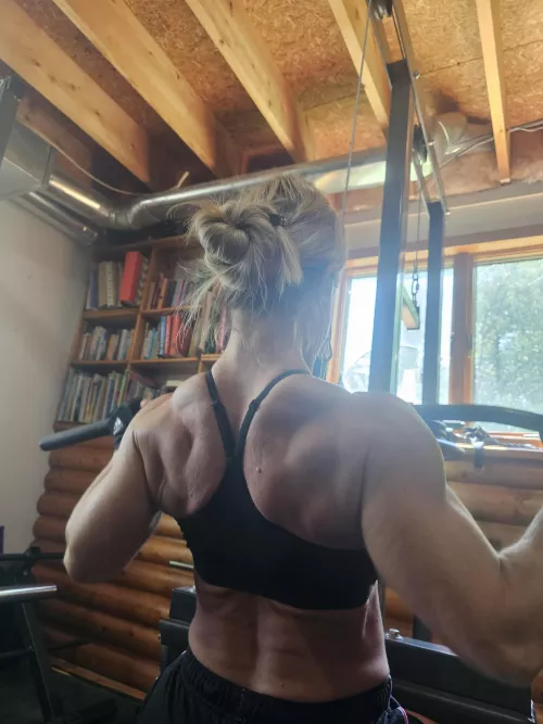 Anna Fine Fit - Hitting those lats today... Hows my form? by Annafinefit