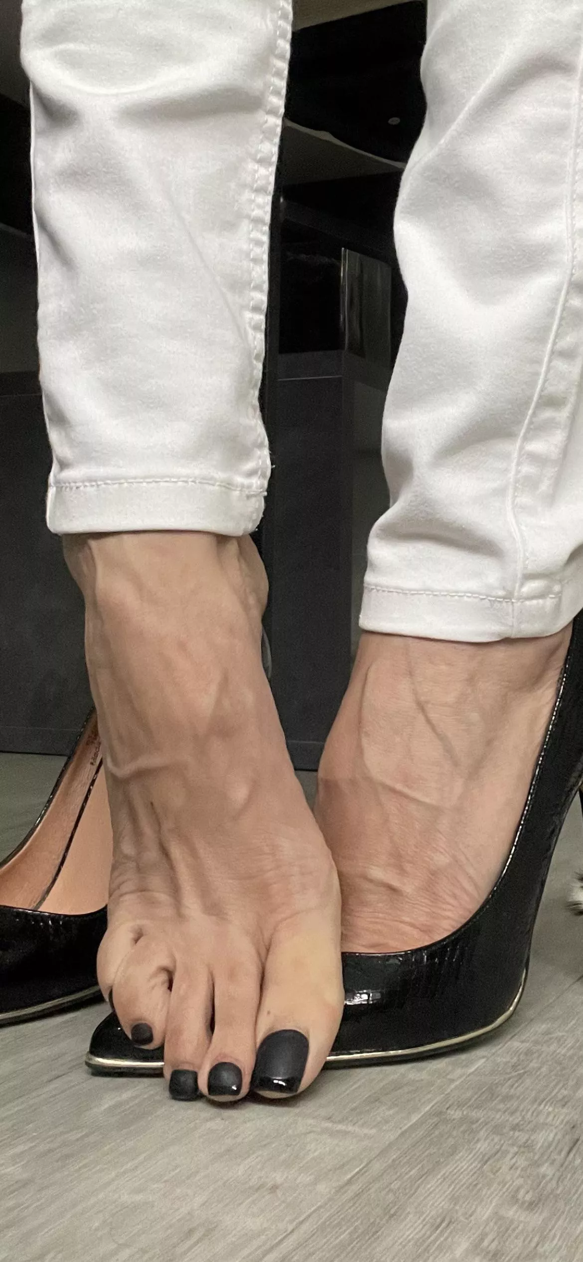 Imagine these feet on your face posted by bornroyal_feet1