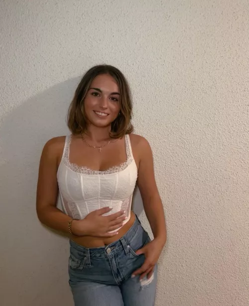 Love the white top on her IUTR by kiwi_summer