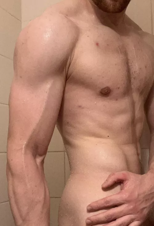 Post workout shower [M] by Empaaah