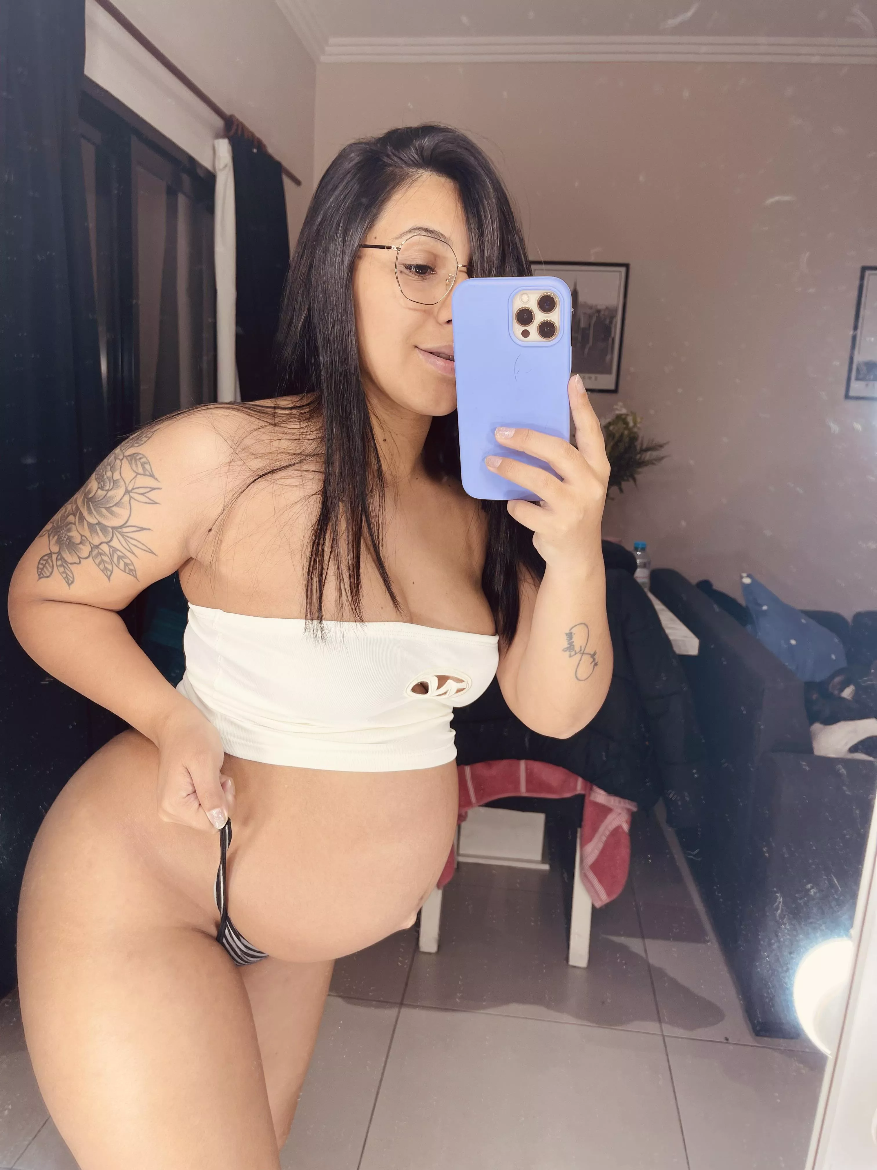 Preggo very horny, 8 months posted by Aguussdani22
