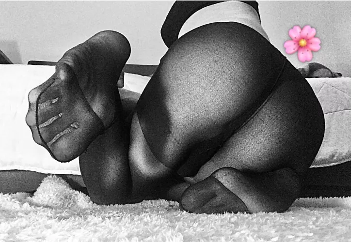 Be careful ! My cute feet are coming towards you 💓 by MsGinko