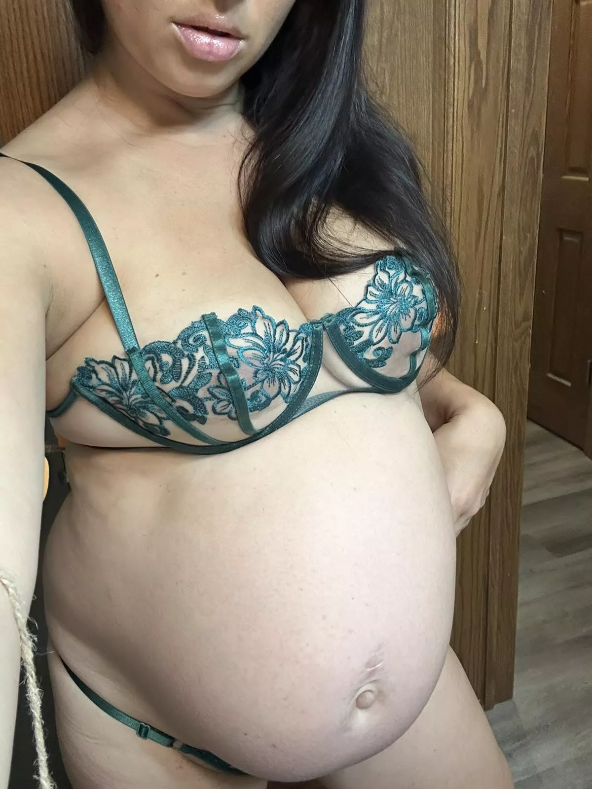 Do You Like Pregnant Milfs? posted by PreggoMilf2023