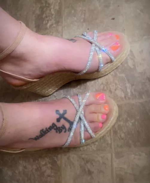 Fresh pedi 😍 by Charming_Amphibian29