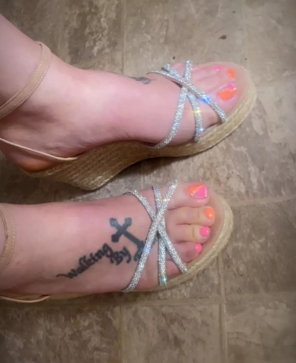 Fresh pedi 😍 posted by Charming_Amphibian29