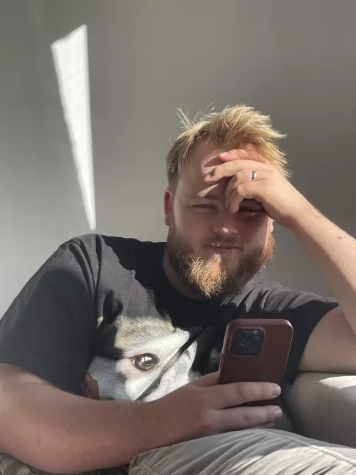 I just really like this photo I took of my gaymer boy fiancé and felt like it needed to be shared🥰 by sneakysnek4