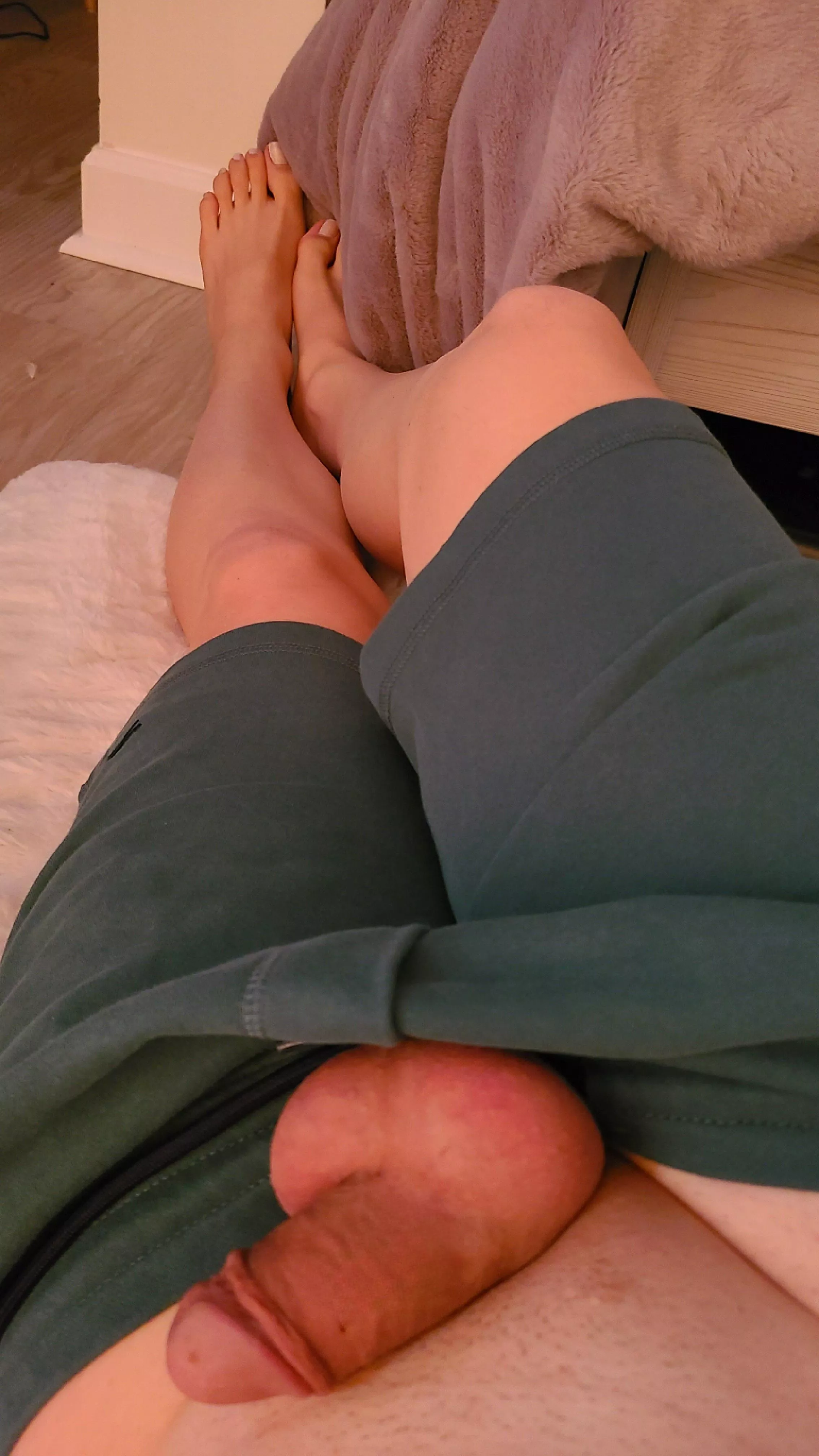 Legs and toes out 🐷🐽 posted by R_E_S_M