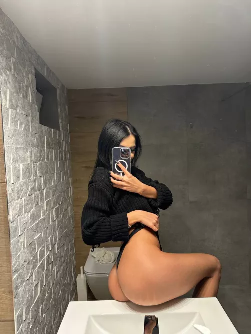 My body is made for your hands by Lolaxelo24