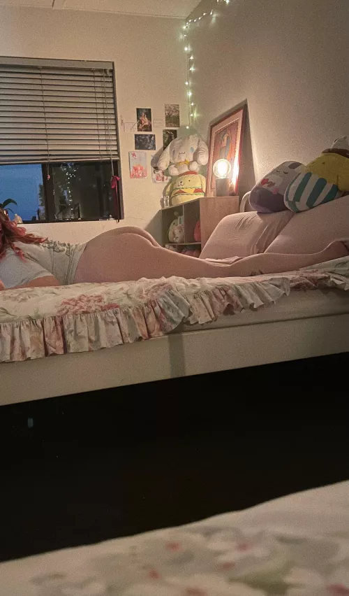 Waiting for someone to come over and use my ass 🍑 by Sweet-Comment-xxx