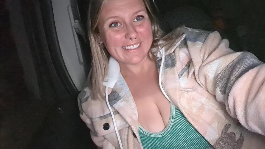 Am I pretty? by Icy-Lemon-6922