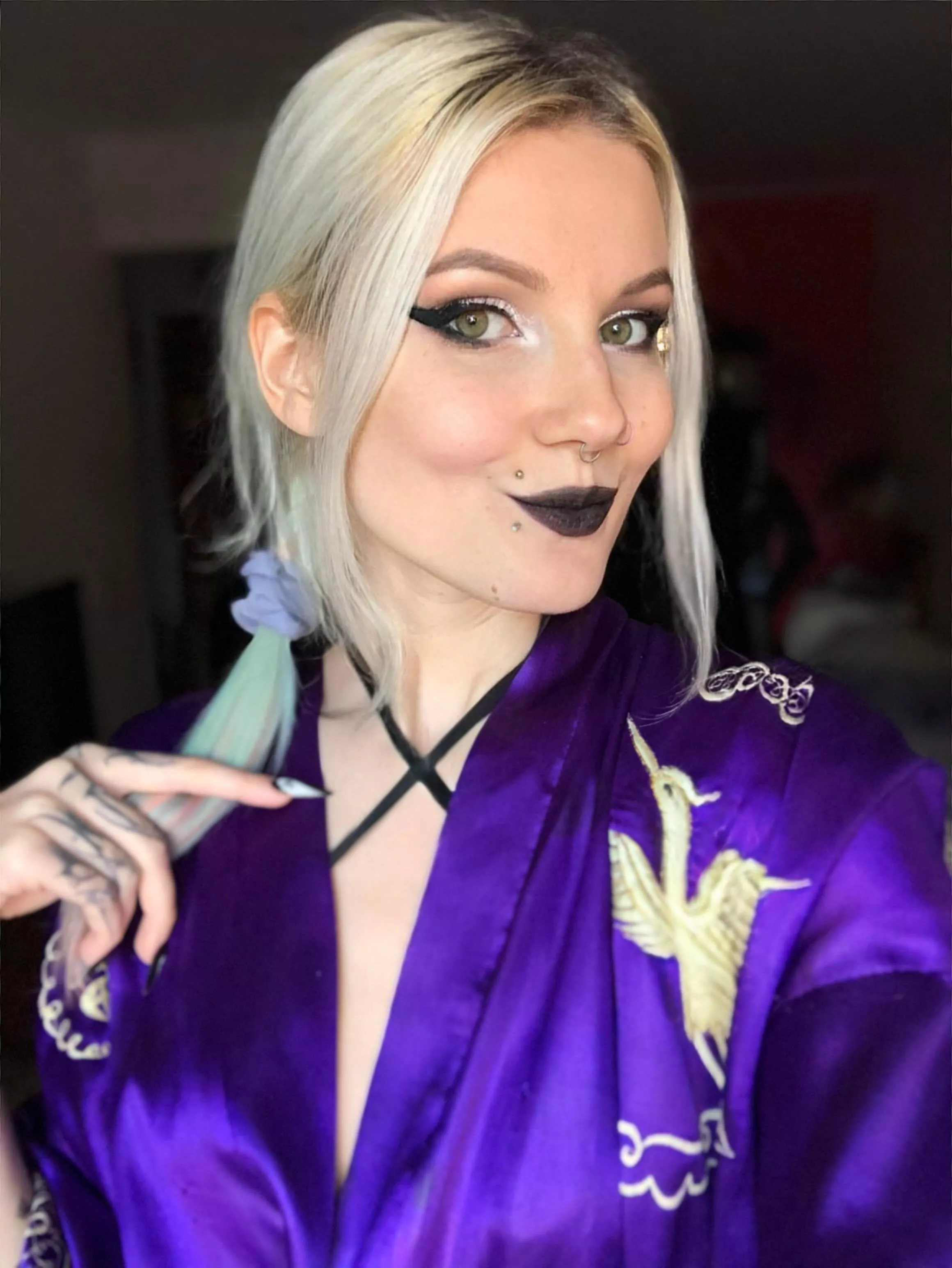 Dark makeup always make me feel pretty 🖤 (F29 OC) posted by lidkabanditka