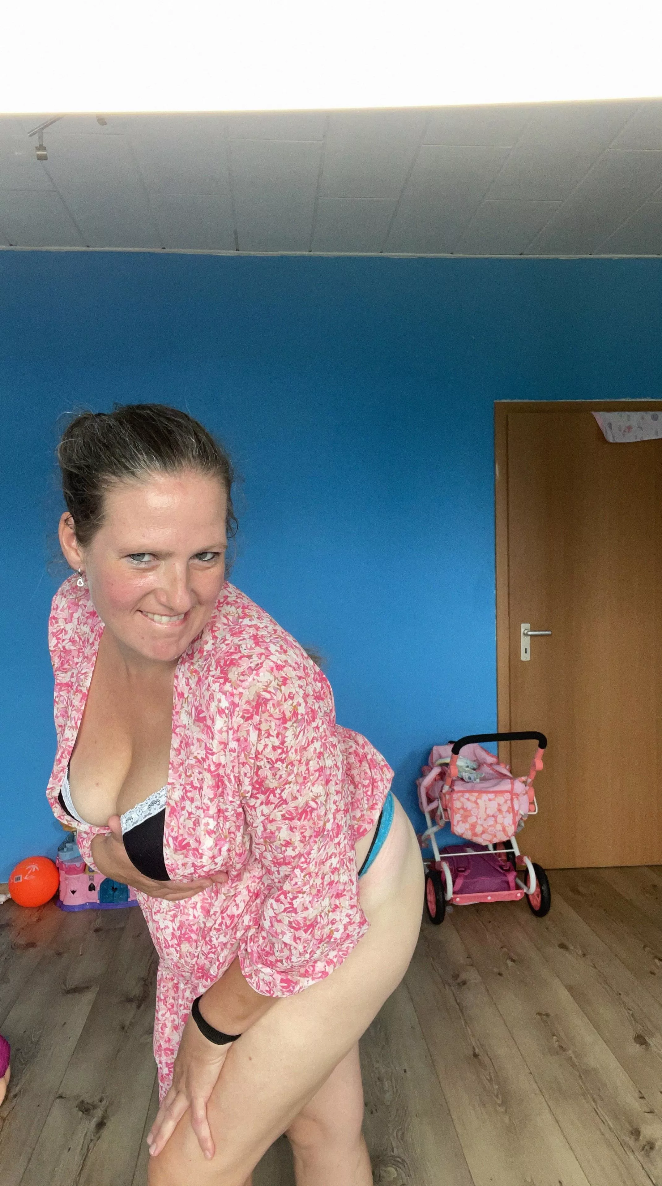 im ur new f34 stepmom just airdropped this to u, how you going to react? 🤭 posted by Gio_vanm