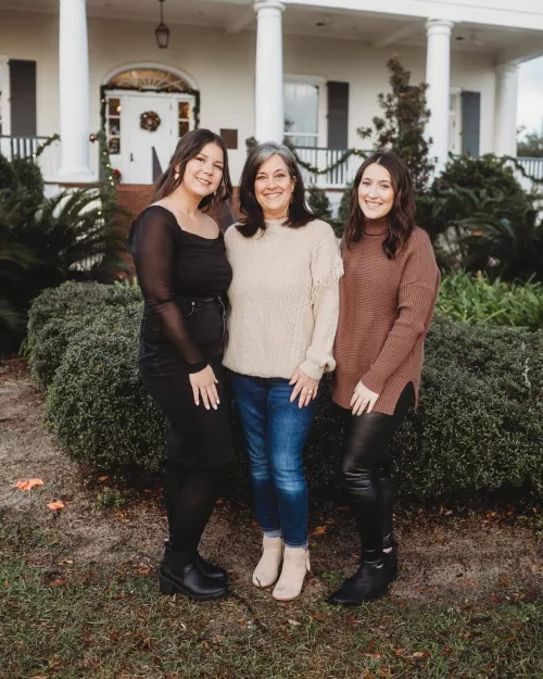 Mom or daughters? by HiddenSatyr