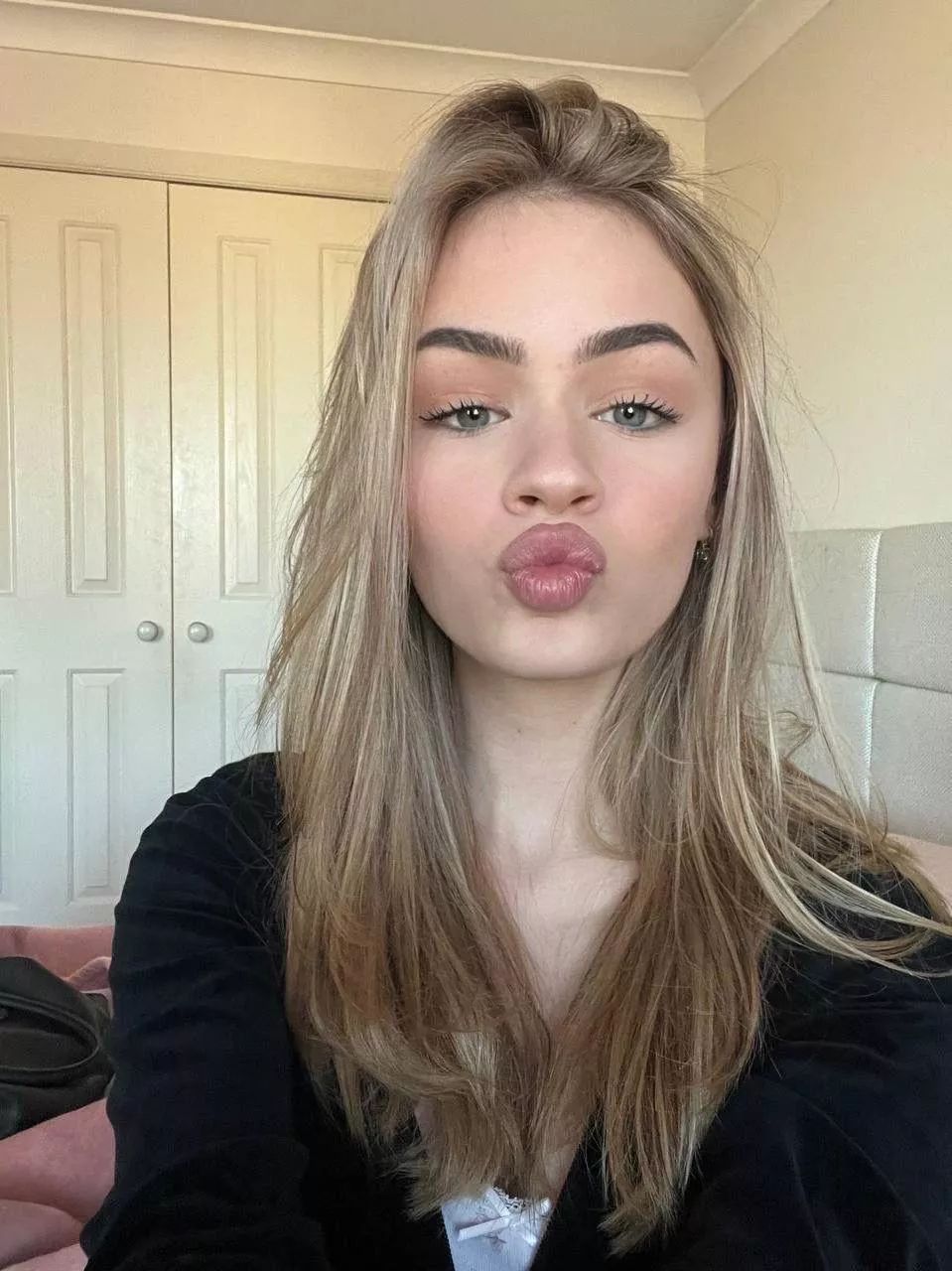 say hi to your new girlfriend posted by doll_eyesblue