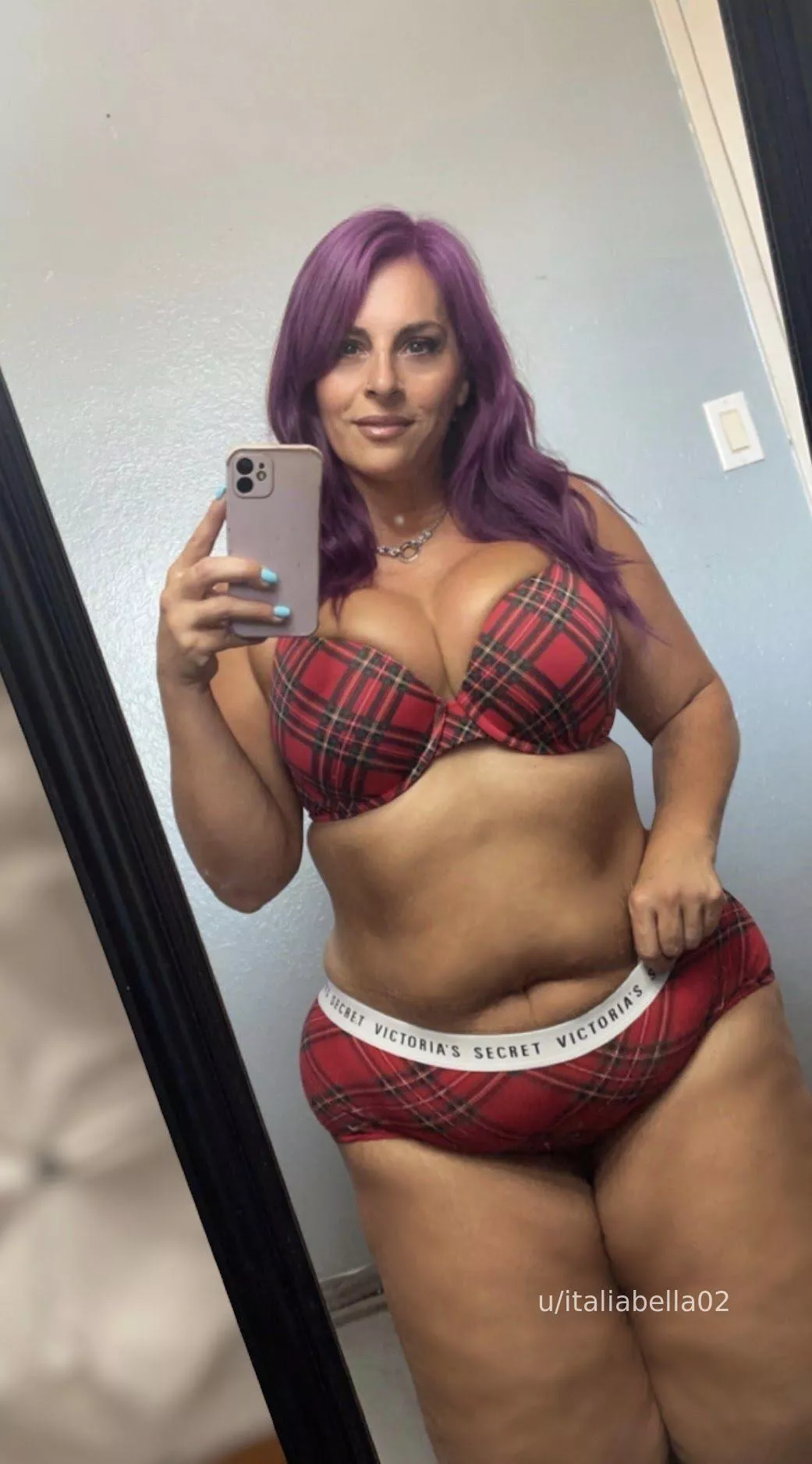 Anyone into smothering? 😏 posted by italiabella02