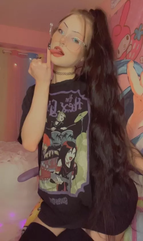 aww, it’s so cute 😂🤏 by Sad_Manufacturer1122