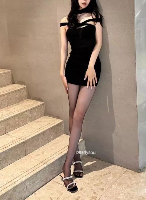 Come play with my Asian flight attendant feet? by pearlysoulx