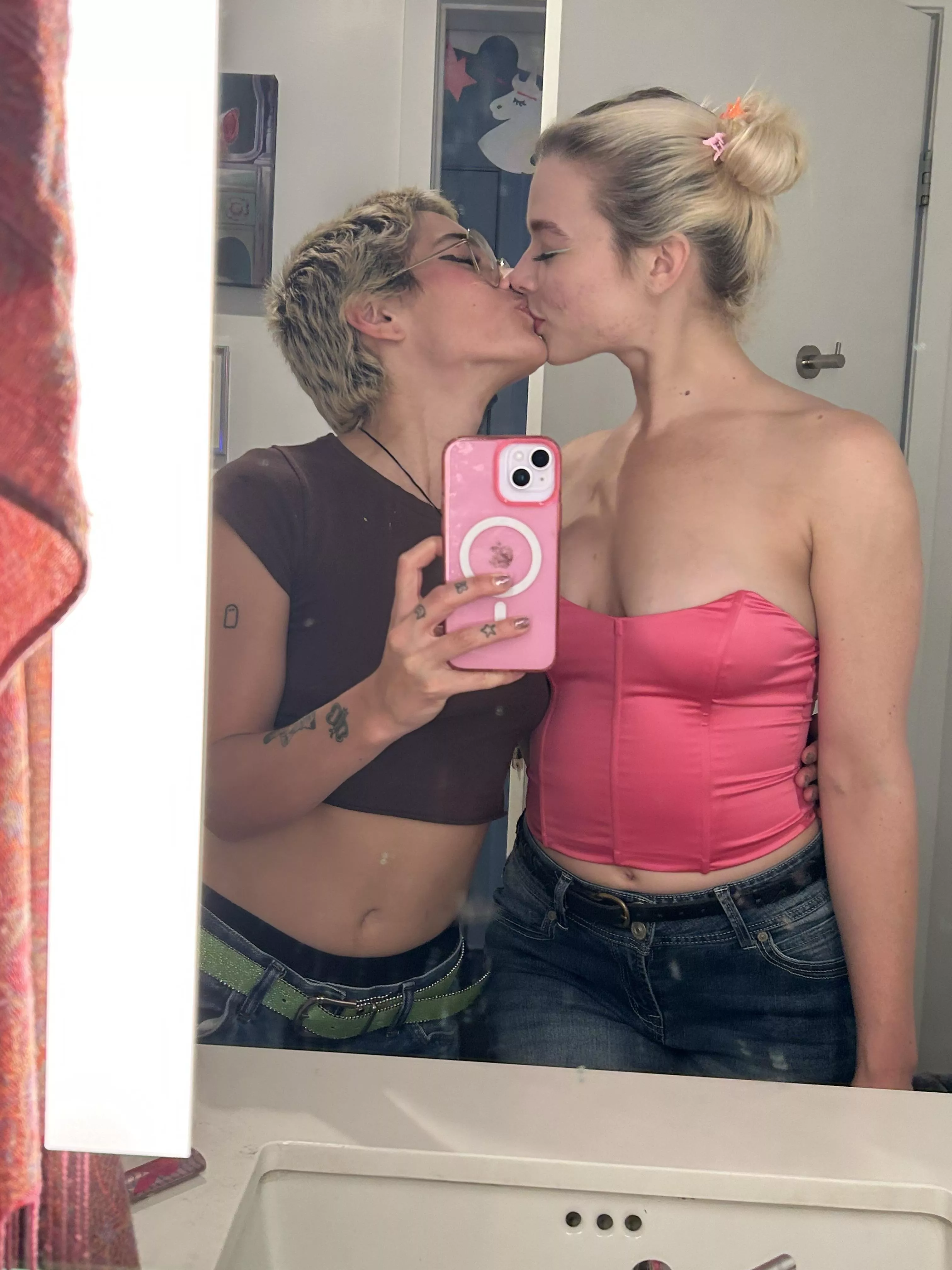 girl kisses are the best kisses <3 hehehe :3 posted by charmgetsnakey