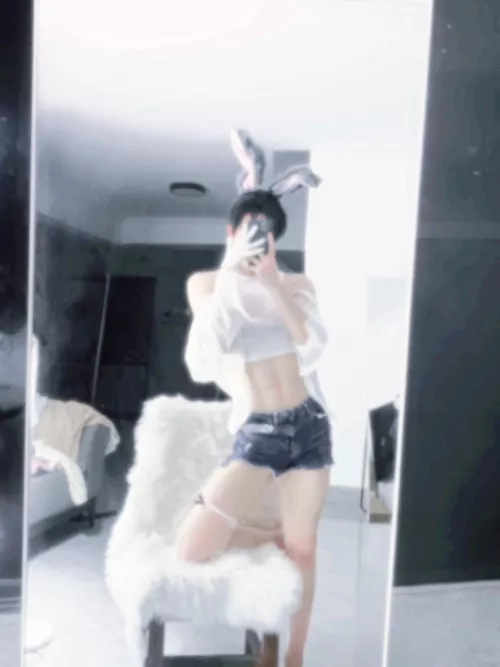 hello, I'm new here 🫢 by zetsumeisetsu