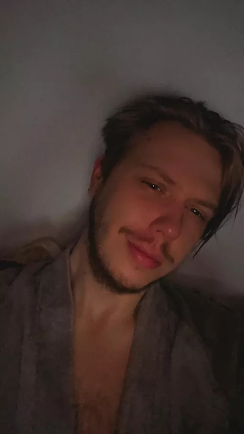 M22 just showered and needing of chatting company :3 by _MrWiggles_