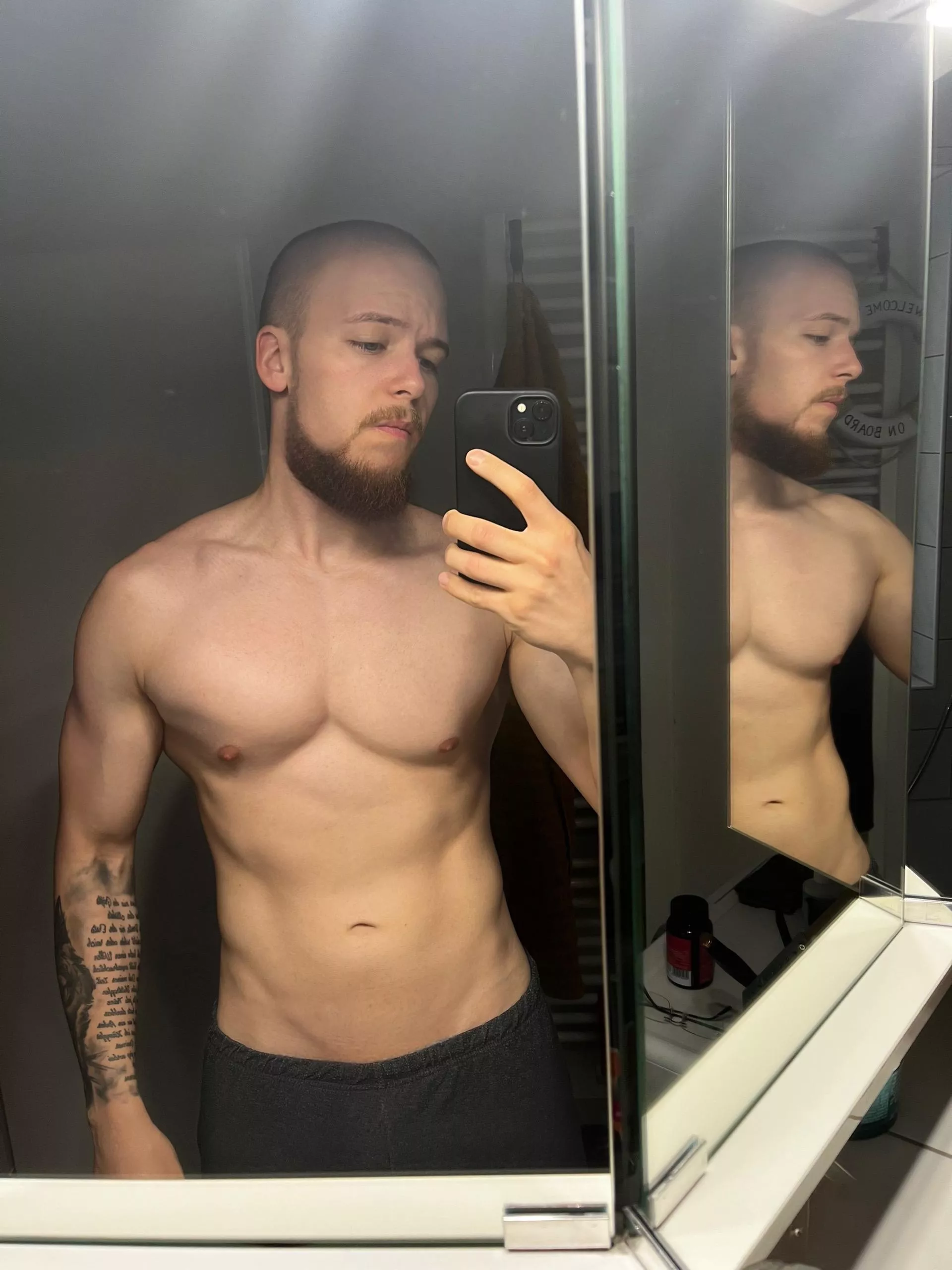 mirror selfie posted by KeyDisance