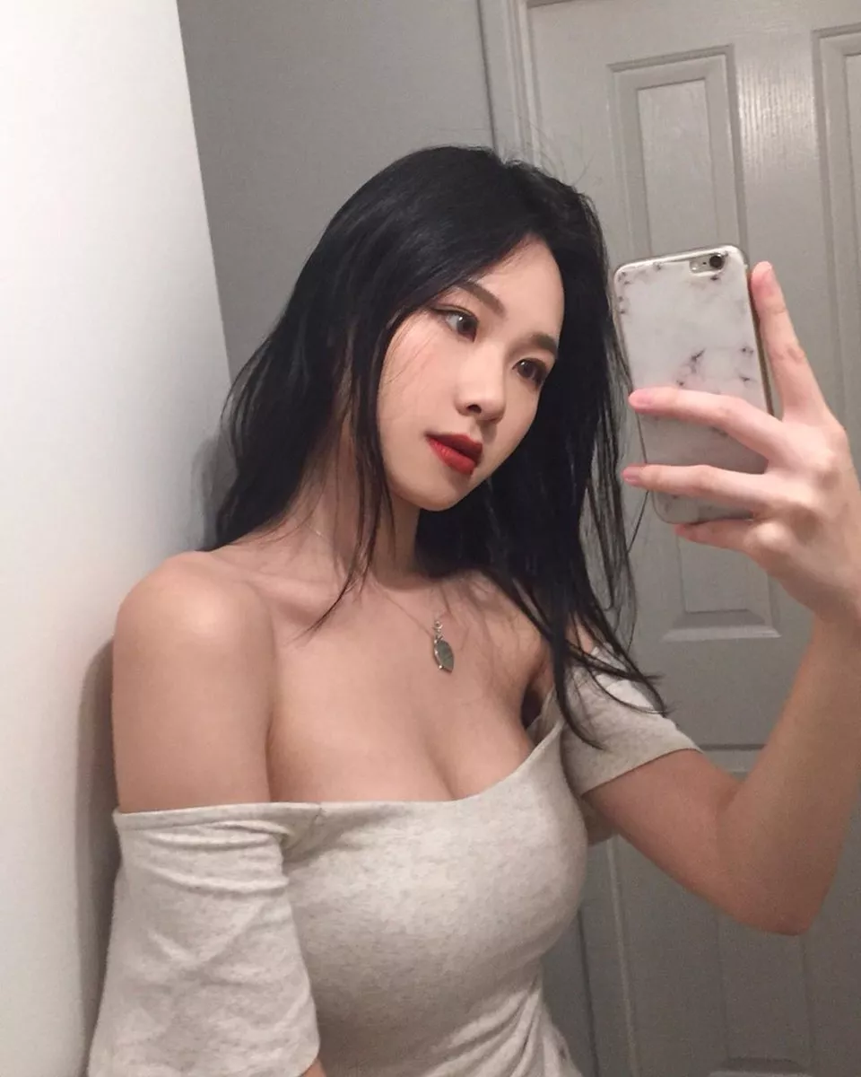 Off the shoulder posted by Majestic_Painter8660