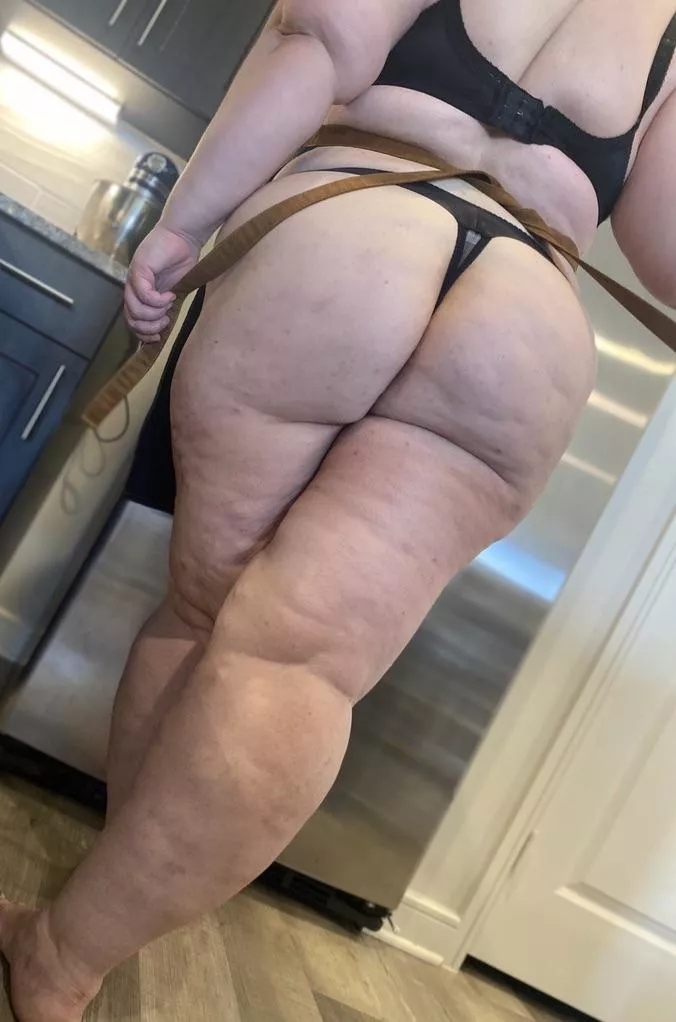 Putting my apron on before I start cooking for you posted by TheBootyfulChef