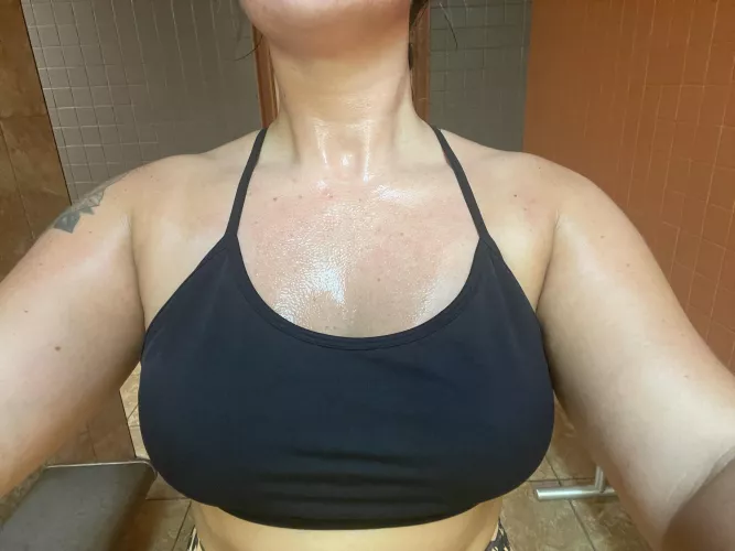 Gotta love that post sauna shine by Buttcheeksnbarbells
