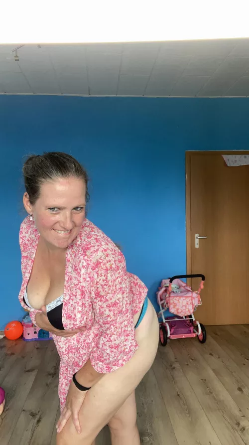 hey hey im ur new f34 mommy just sent u somethin, what r u gonna do?😜 by Gio_vanm