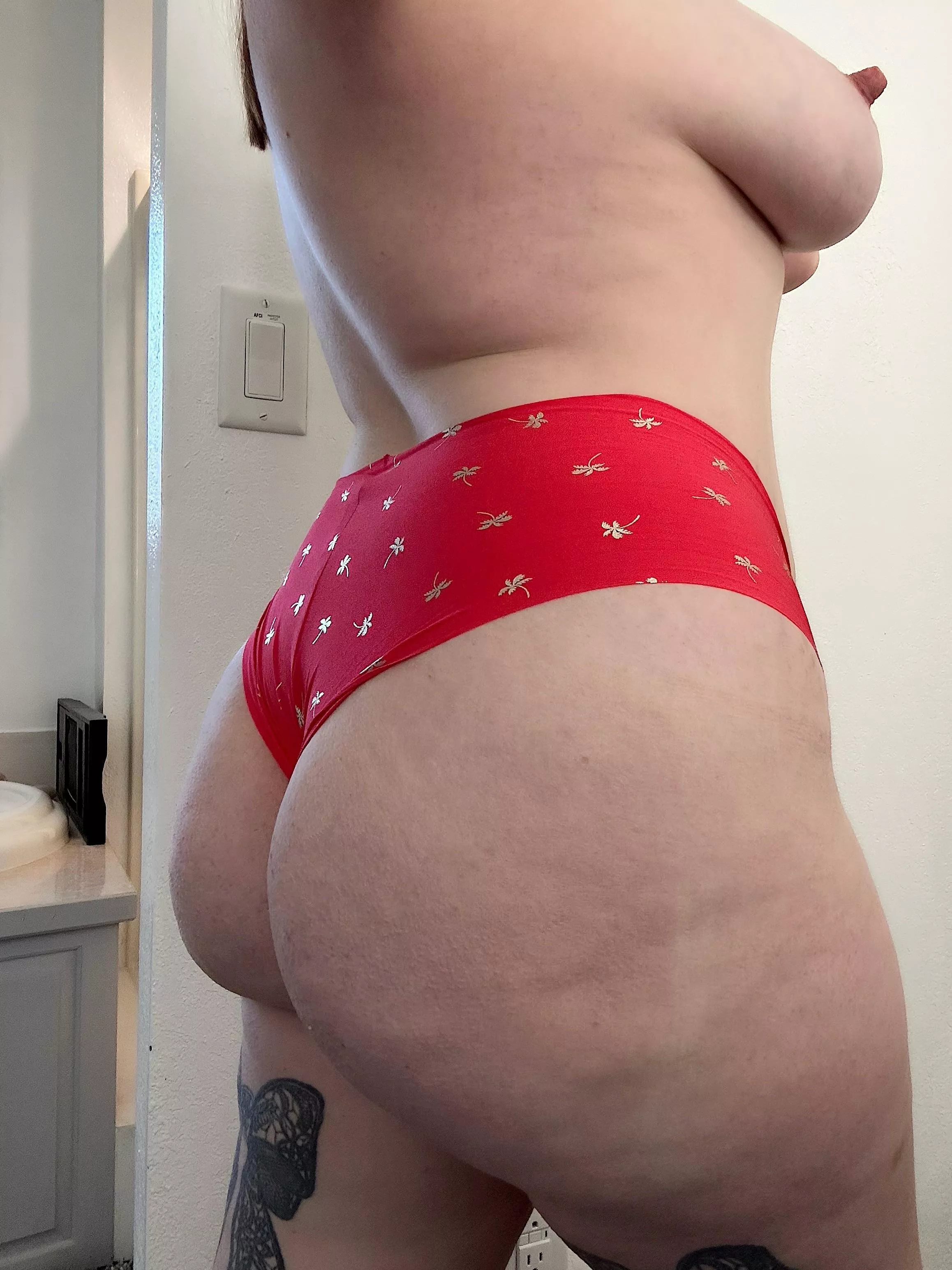 I’ve been told my scent is intoxicating 🥰 customize a pair of creamy panties with any of my add ons![Selling] [US] telegram: kinkykat94 kik: xredheadbeautyx prices in comments posted by KinkyKat94