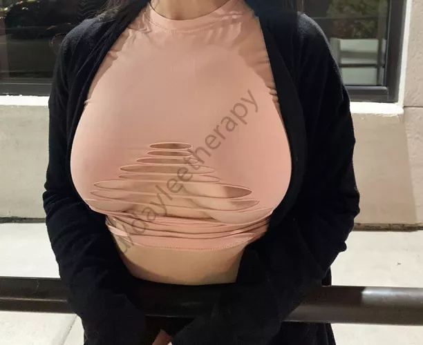 They don't stay in this top very well but I'm sure you don't mind ;) by dayleetherapy