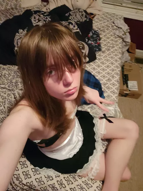 Would I make a good maid? 🥺 by Vixiekun