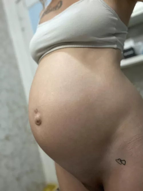 28 weeks pregnant by Ninajaneexx