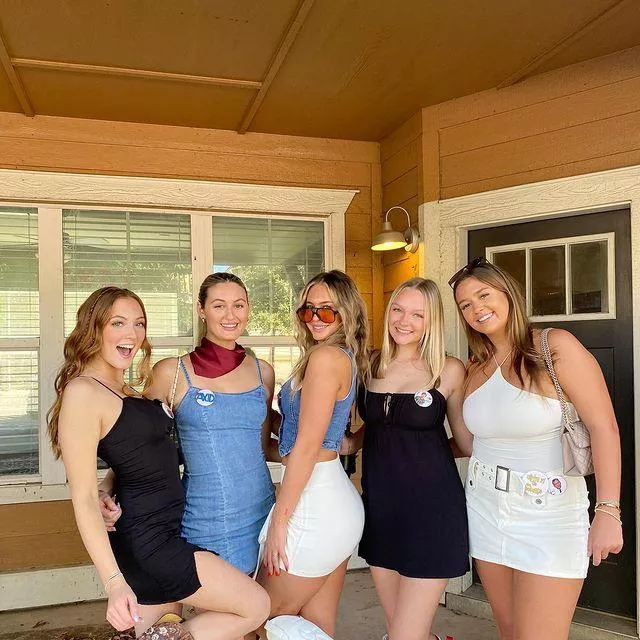 [5] College Babes posted by whitetoweltw