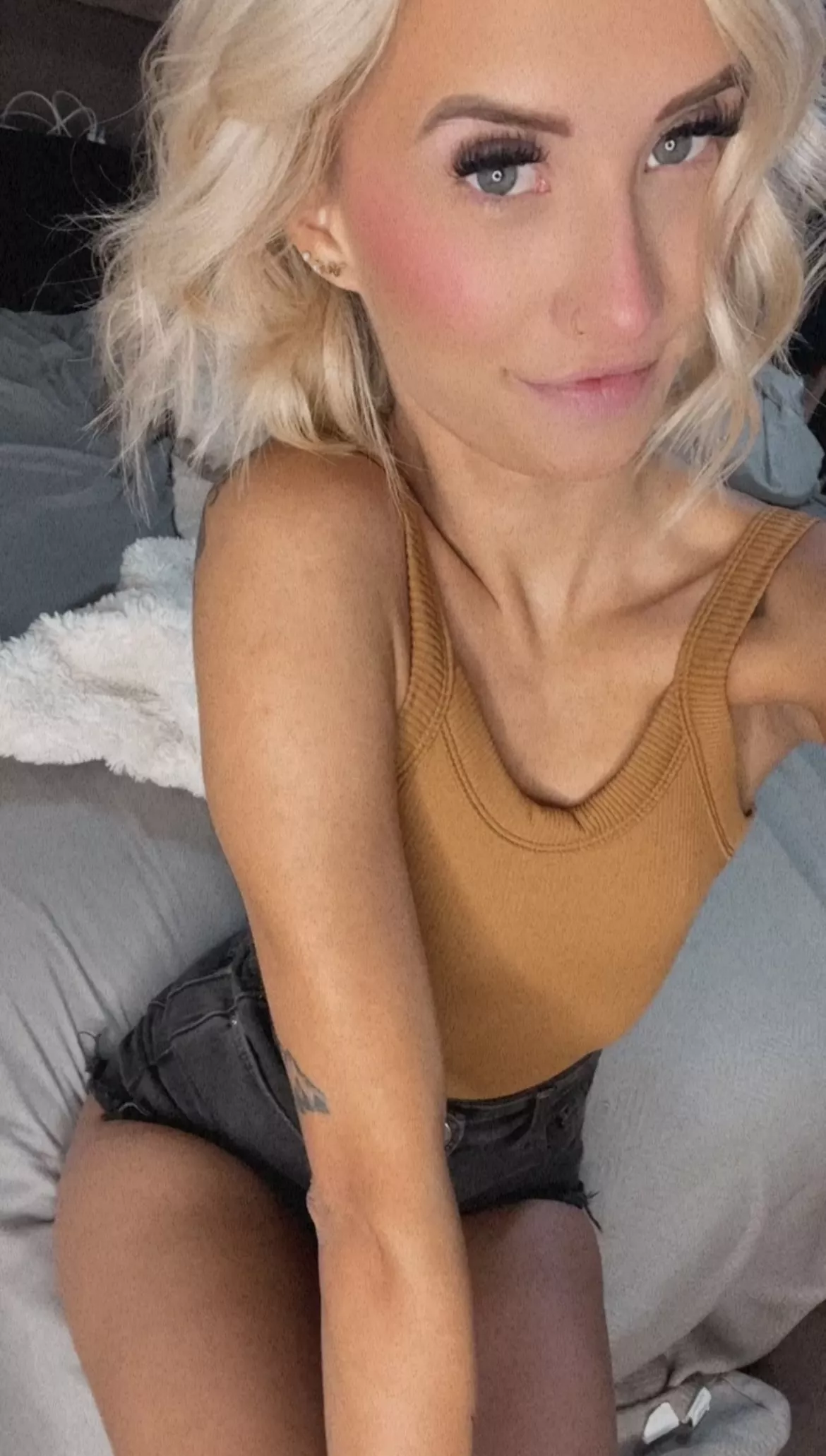 Allow me to fulfill your fantasies posted by aria_adams