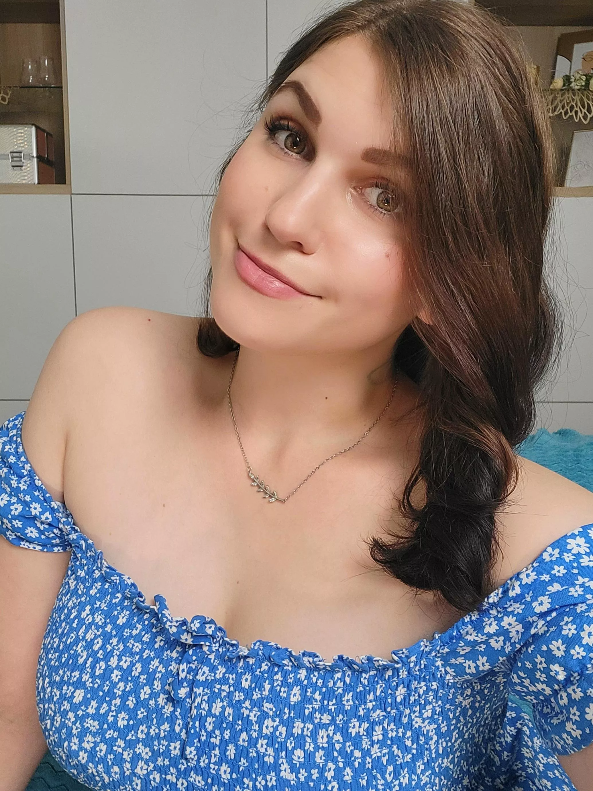 Coming online right now, check out my room 😛 on @chaturbate [Tiny_hat] posted by Tiny_hat_