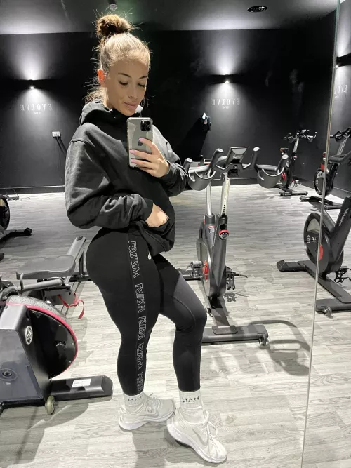 Empty gym… who would join me?👀 [f] by KristynaV9