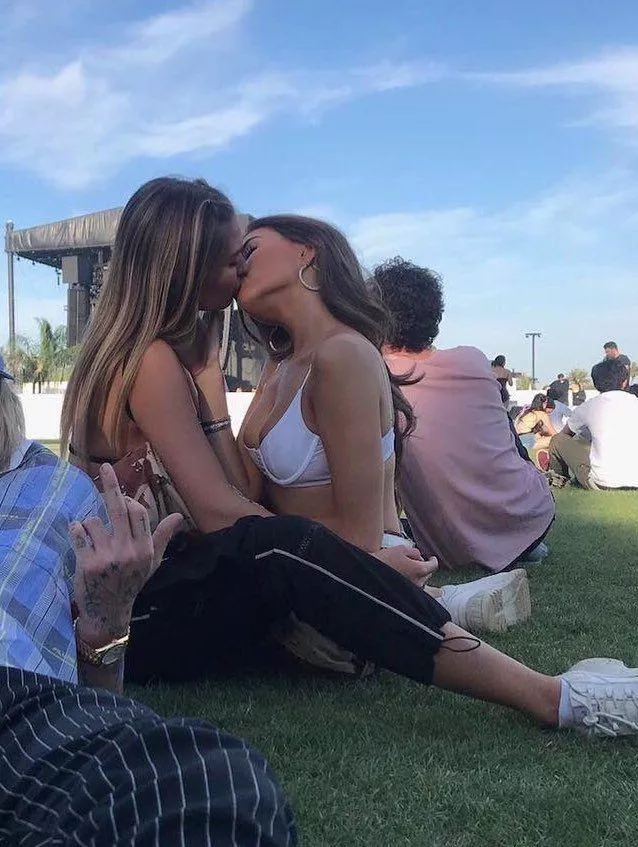 Festival Kiss posted by whitetoweltw