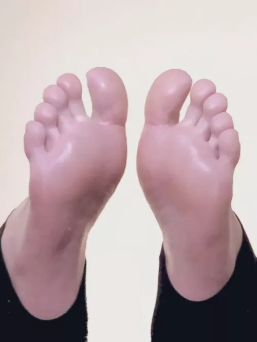 Send me a picture of your feet on DM💕🦶🏻 by carrot_687