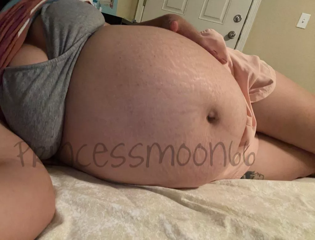 29 weeks, still so much time to grow 🤰🏻🖤 posted by Milkymooon66