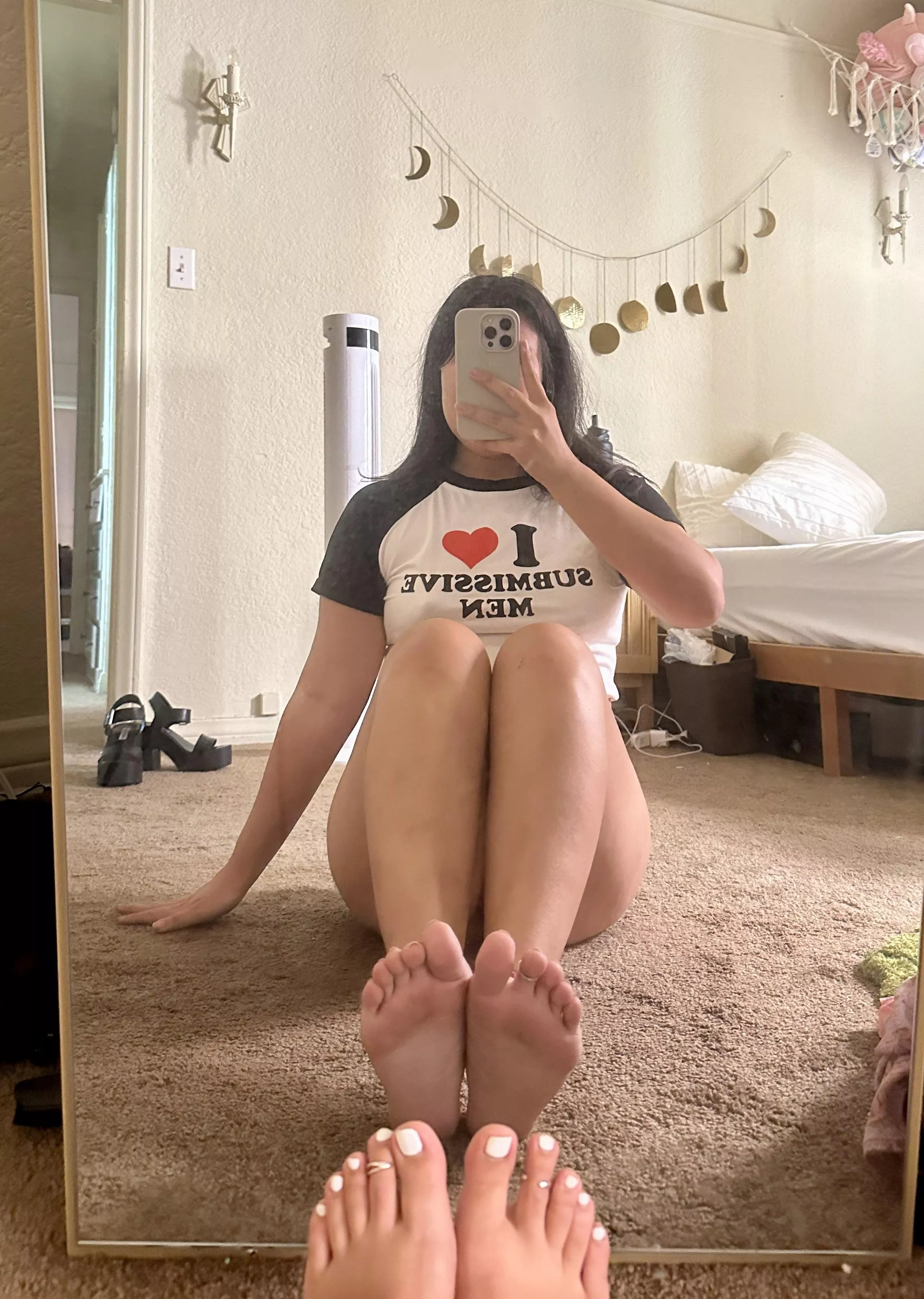 Are you staring at my soles in the mirror? (Or my shirt?) ❤️ posted by ellasophiaa