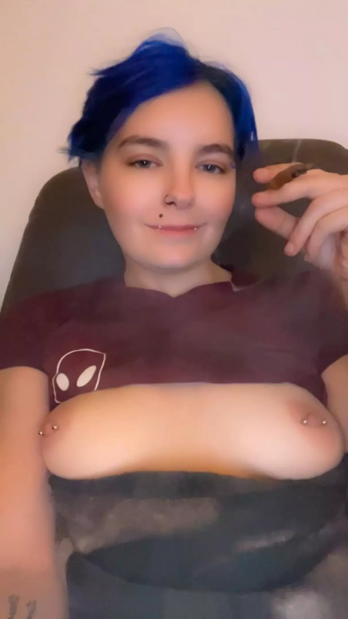 It would be nice to have someone suck on my tits while getting stoned 😈💙 posted by StonerSourpatch