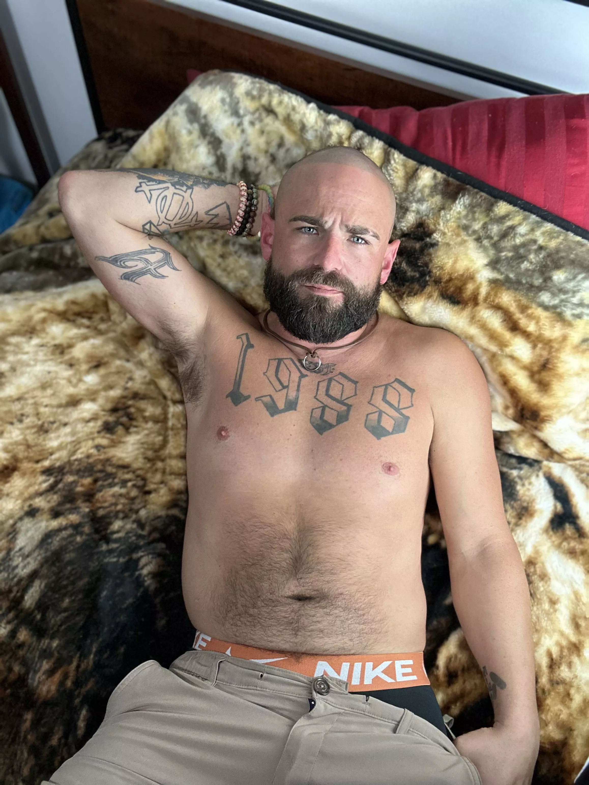 Radiating good vibes and irresistible charm. posted by sexypantsa_