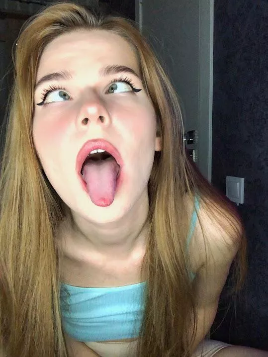 A tiny girl who loves big boys posted by iamliiaa