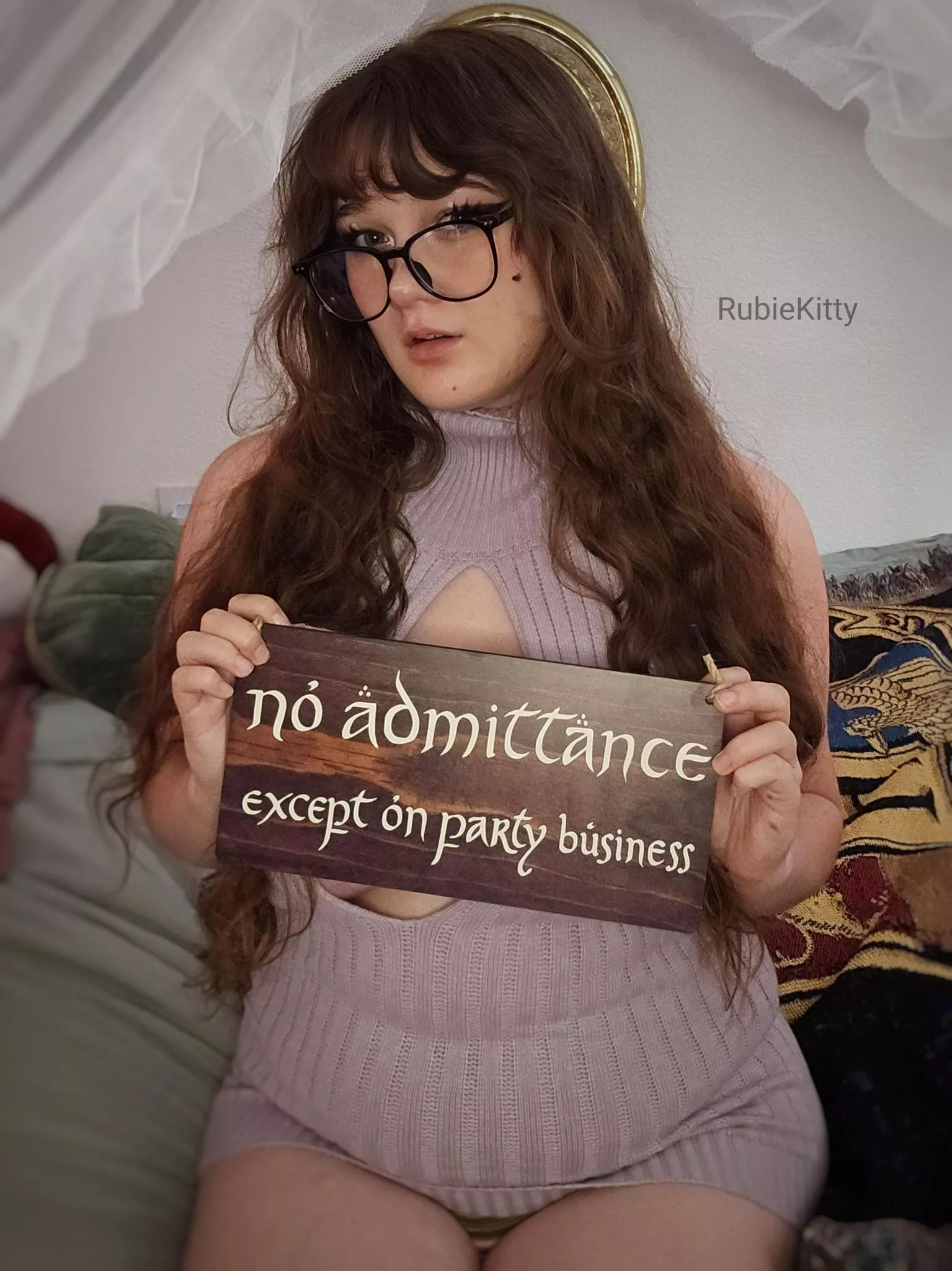 [F] Admittance is only given to those who will watch lotr extended edition with me😉 posted by RubieKitty