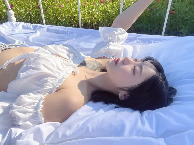 Feeling beautiful on a sunny day by Goodnightyui