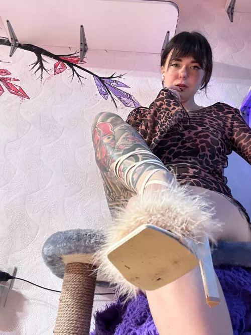 I know it's hard to stop staring elsewhere, but do you like my heels? by Uncosenya