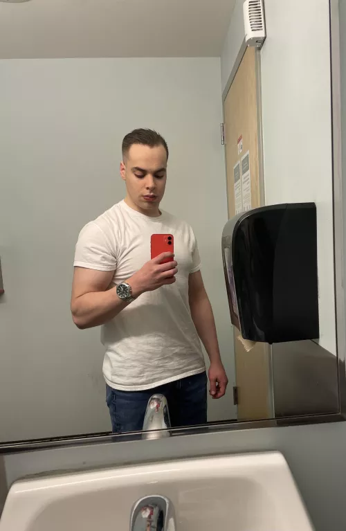 Why is my brachioradialis so small compared to my bicep (almost 21 btw lol) by North_Pickles