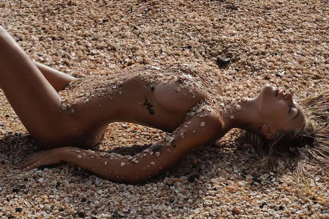 Alexis Ren trying to camouflage posted by curioustomeet