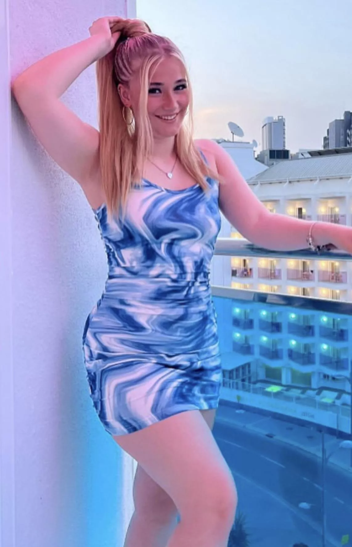 Do you like my blue dress? posted by OafishCatfis